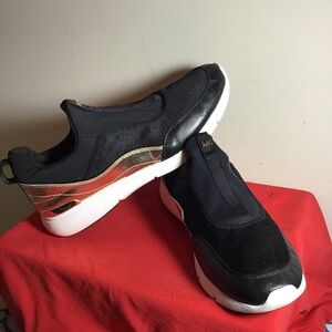 😎MICHAEL KORS, women’s size 11M, see pics, small scuffs, heel soft on left